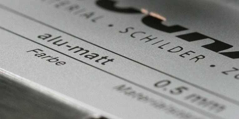 AluSign - hliníkový gravírovací plech - strieborný/čierny